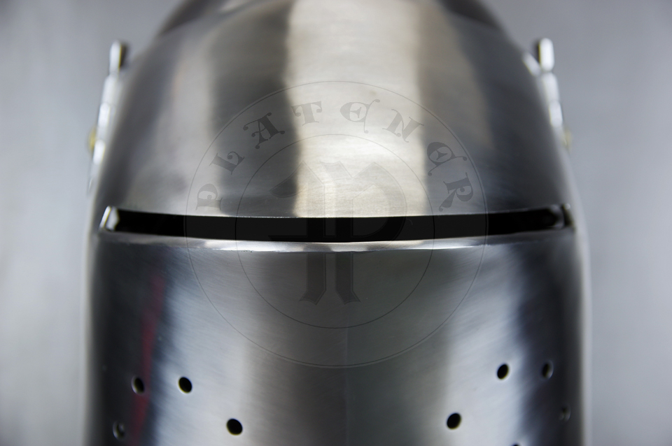 The bascinet based on original from Burgos combined with three visors: Loewenburg, Churburg CH16 and a plow like visor. Each visor is raised without welding. Hand engraved brass caps for the hinge's rivets. All hardened and tempered up to 34 HRC./ Basinet wzorowany na oryginale z Burgos w poczeniu z trzema zasonami: Loewenburg, Churburg CH16 i zasonie typu pug lub tzw. abi pysk. Kada z zason wykuta bez spawania. Rcznie grawerowane mosine nakadki na nity od zawiasw zasony. Wszystkie elementy hartowane i odpuszczany do 34 HRC.